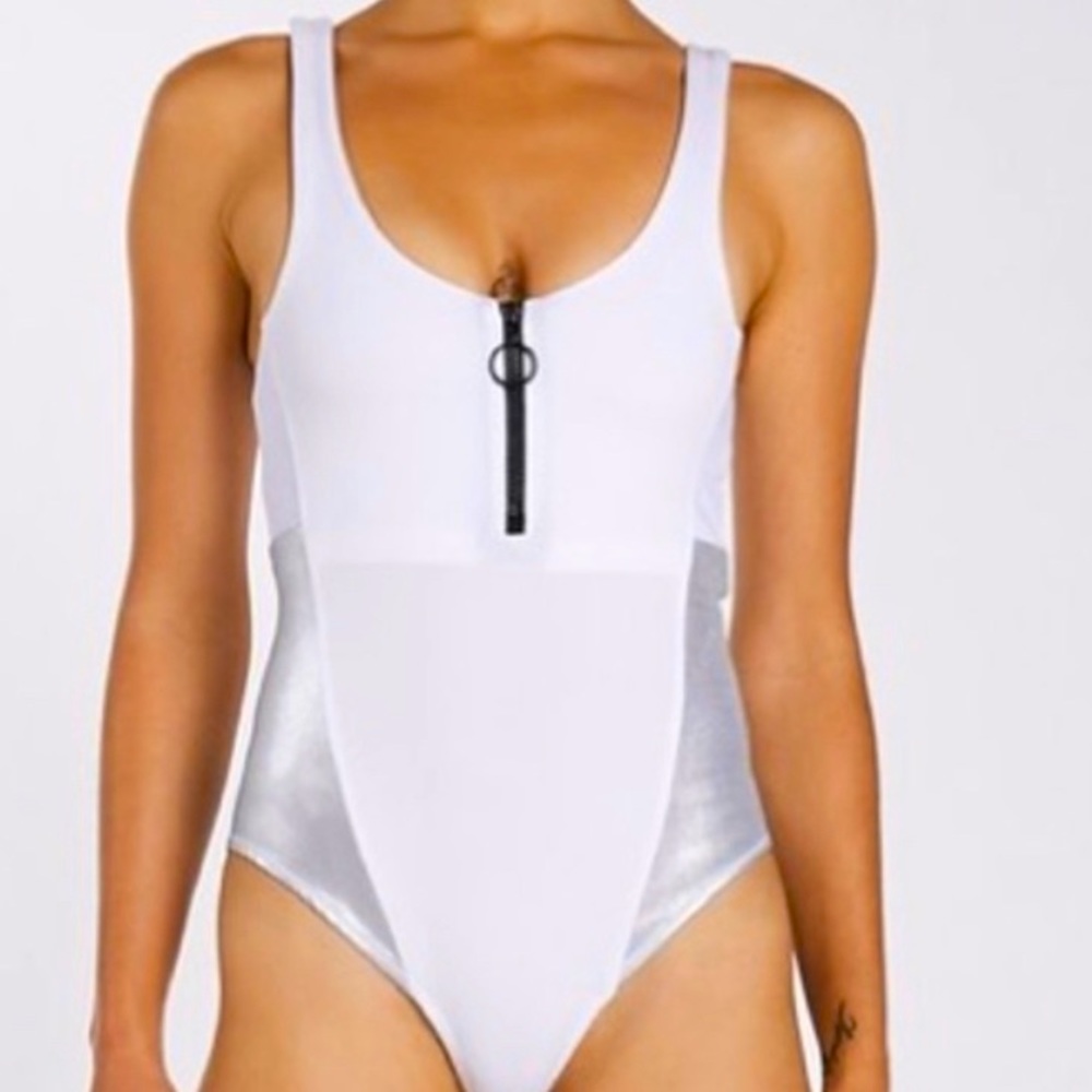 SECNDNTURE NWT Silver & White bodysuit